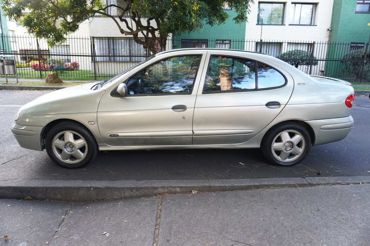 
								Renault Megane Unique 1.6 Mt Aa full									