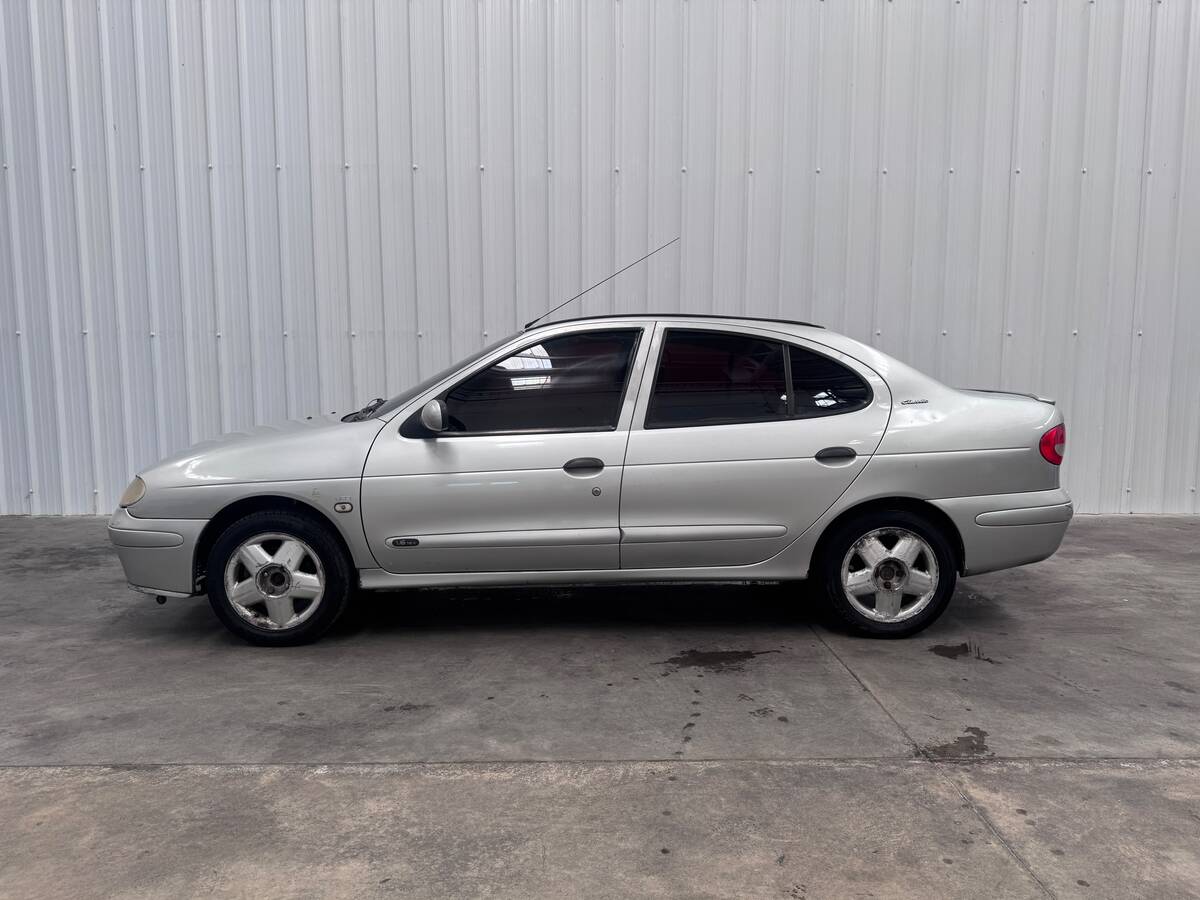 
								Renault Megane Unique 1.6 Mt full									