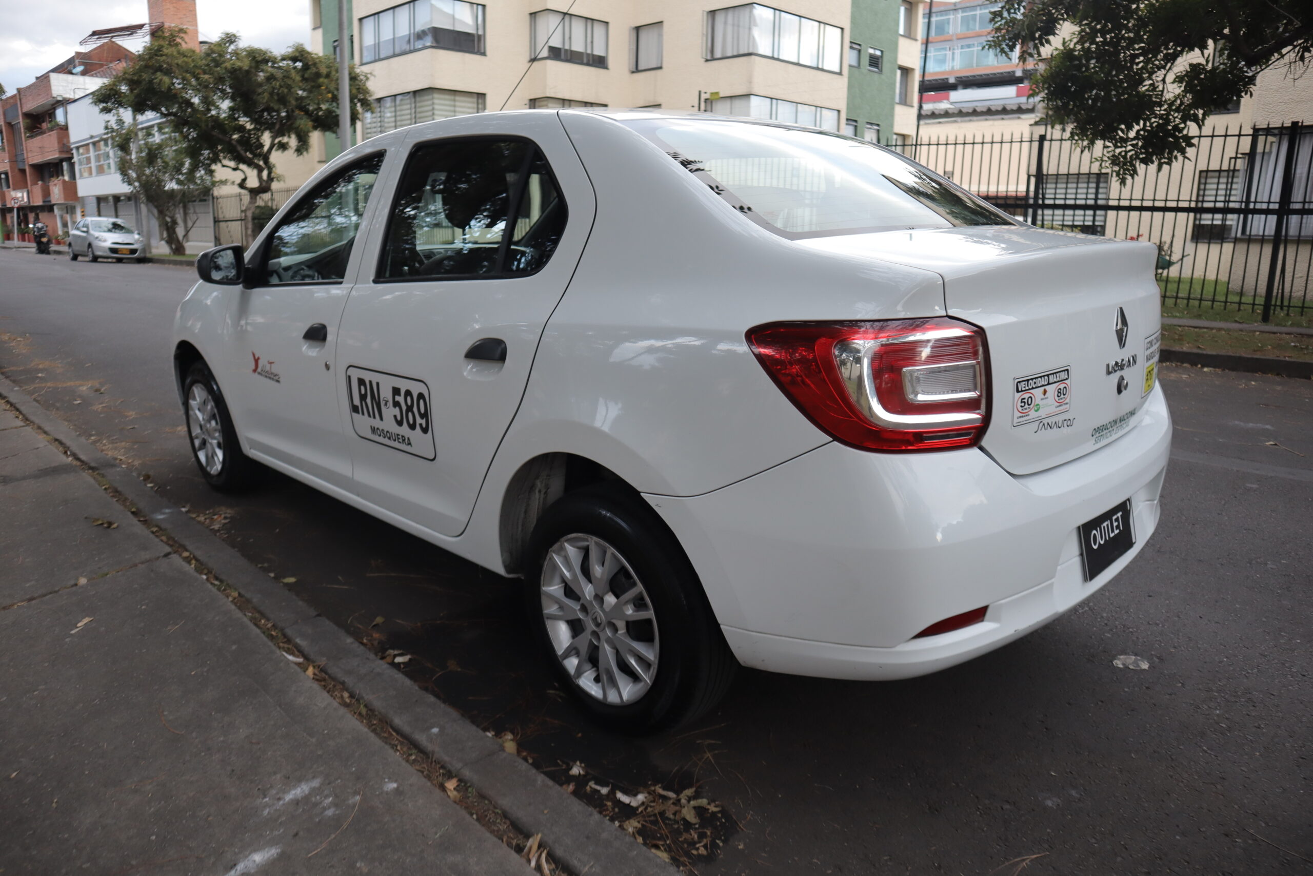 Renault Logan Life 1.6 Mt Aa 4ab Abs (servicio Publico)