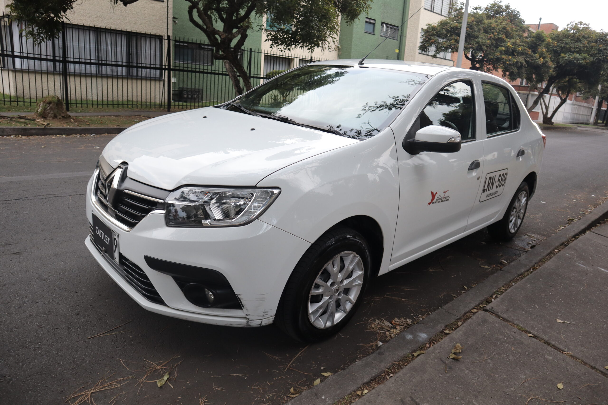 
								Renault Logan Life 1.6 Mt Aa 4ab Abs (servicio Publico) full									