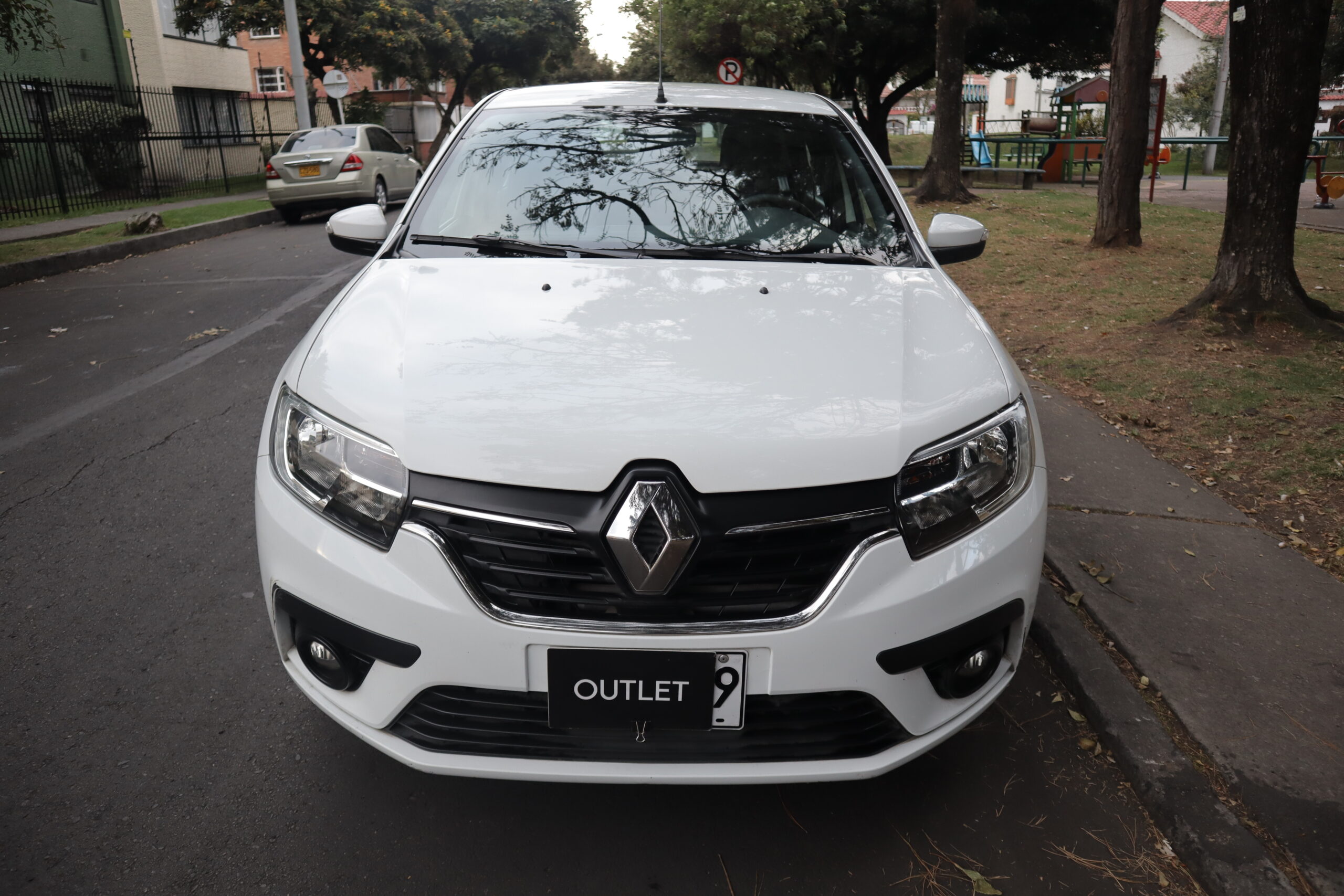 
								Renault Logan Life 1.6 Mt Aa 4ab Abs (servicio Publico) full									