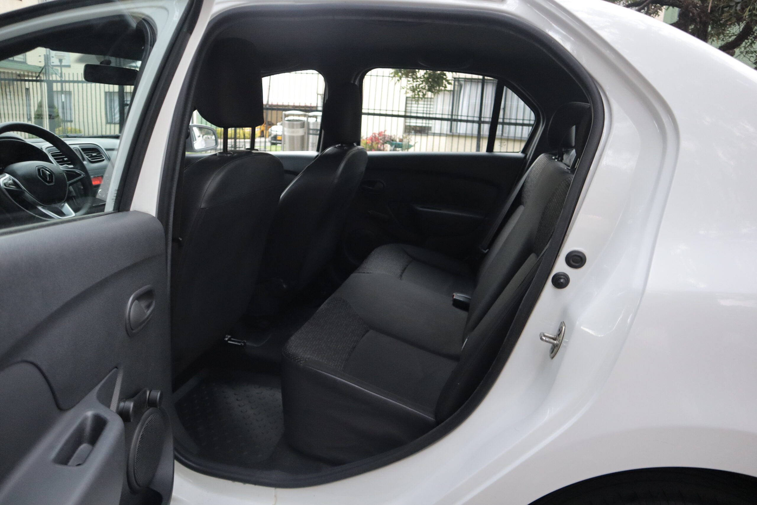 
								Renault Logan Life 1.6 Mt Aa 4ab Abs (servicio Publico) full									