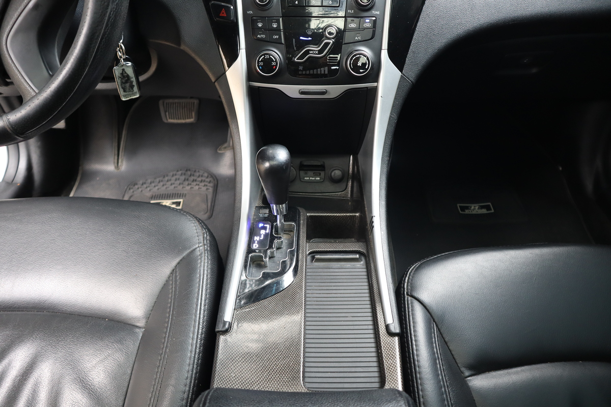 
								Hyundai Sonata I45 2.4 AT full									