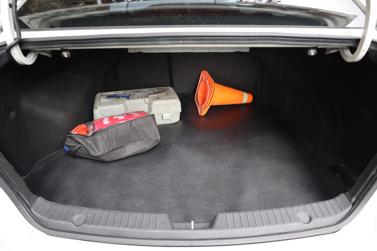 
								Hyundai Sonata I45 2.4 AT full									