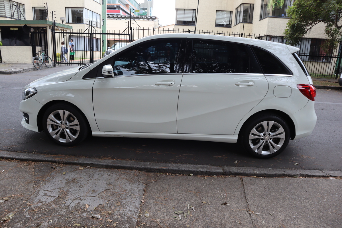 
								Mercedes-Benz B 180 BlueEfficiency 1.6 TP T 5P full									