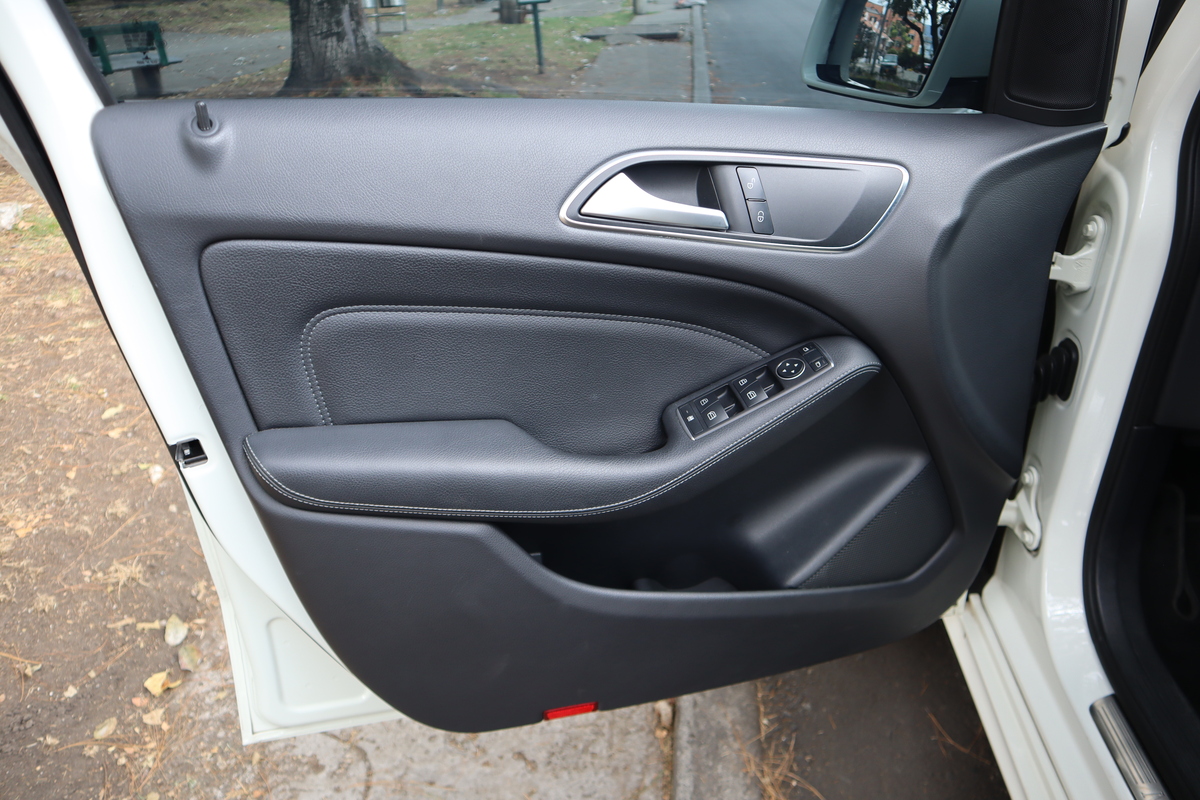 
								Mercedes-Benz B 180 BlueEfficiency 1.6 TP T 5P full									