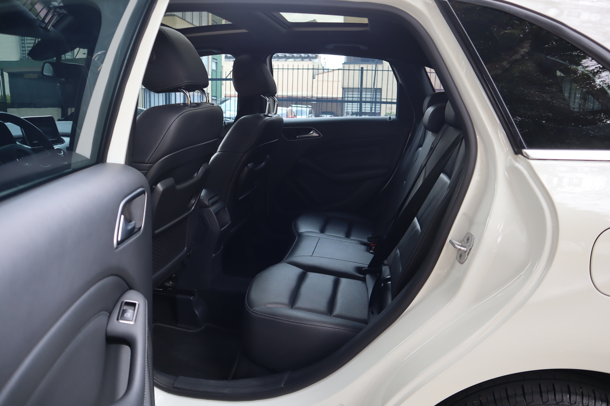 
								Mercedes-Benz B 180 BlueEfficiency 1.6 TP T 5P full									