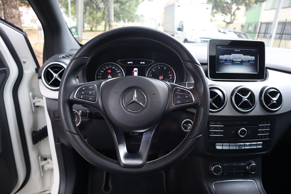 
								Mercedes-Benz B 180 BlueEfficiency 1.6 TP T 5P full									